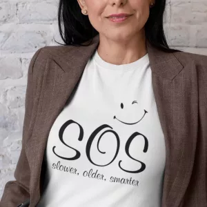 Lustiges T-Shirt mit hochwertiger Bedrückung S.O.S Slower Older Smarter