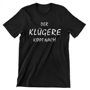 T-Shirt DER KLÜGERE KIPPT NACH