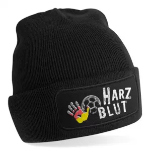 HARZBLUT Beanie in Schwarz mit Aufnäher und Handballmotiv auf der Vorderseite.