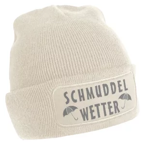 „Beige Beanie Mütze von Jokerprint mit schwarzem 'Schmuddelwetter' Schriftzug und zwei kleinen Regenschirm-Symbolen auf einem Patch.“