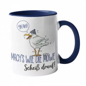 Weiße Keramiktasse mit schwarzem Henkel und schwarzem Innenrand, bedruckt mit einer frechen Möwe und dem Spruch „Möchts wie die Möwe – Scheiß drauf!“, humorvolle Geschenkidee für Kaffee- und Teeliebhaber.