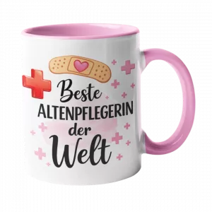 Weiße Keramiktasse mit schwarzem Henkel und schwarzem Innenrand, Motiv „Beste Altenpflegerin der Welt“ mit rotem Kreuz, Pflaster und pinken Kreuzsymbolen auf rosa Aquarellfläche.