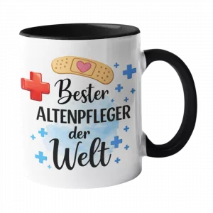 Weiße Keramiktasse mit schwarzem Henkel und schwarzem Innenrand, Motiv „Bester Altenpfleger der Welt“ mit rotem Kreuz, Pflaster und blauen Kreuzsymbolen auf blauer Aquarellfläche.