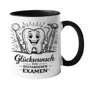 Karikatur-Zahn mit Zahnarztinstrumenten und Schriftzug „Glückwunsch zum bestandenen Examen“ als schwarzes Tassenmotiv