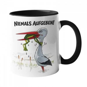 Weiße Keramiktasse mit dem Motivationsspruch 'NIEMALS AUFGEBEN!' und einer Zeichnung von einem Storch, der einen Frosch im Schnabel hat.
